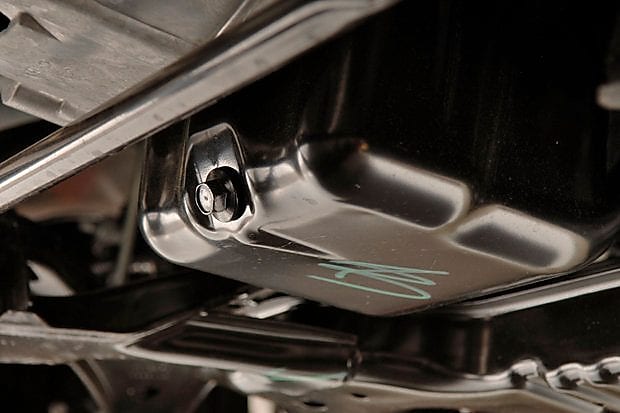 Car outlet oil pan